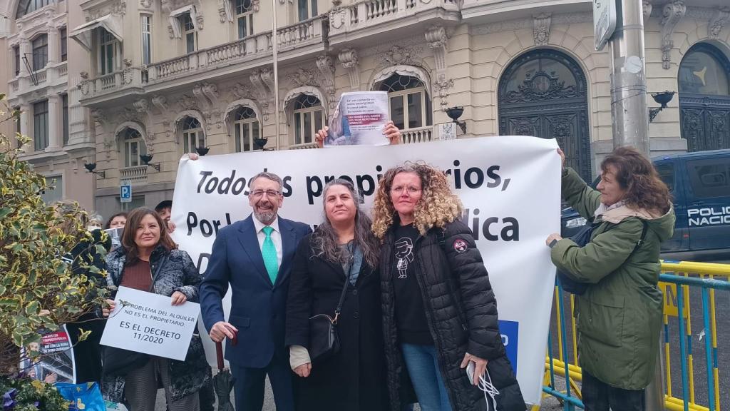 Pequeños propietarios se concentran frente al Congreso de los Diputados junto al actor Santi Rodríguez para protestar contra la moratoria antidesahucios