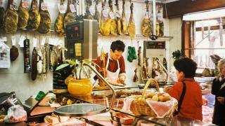 Joan, el último propietario de la carnicería más antigua de Viladecans: "Trabajaba hasta 16 horas diarias, no podía pedirle eso a un asalariado"