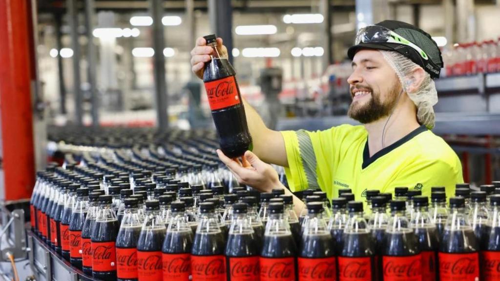 Trabajador de Coca-Cola Europacific Partners en imagen de archivo