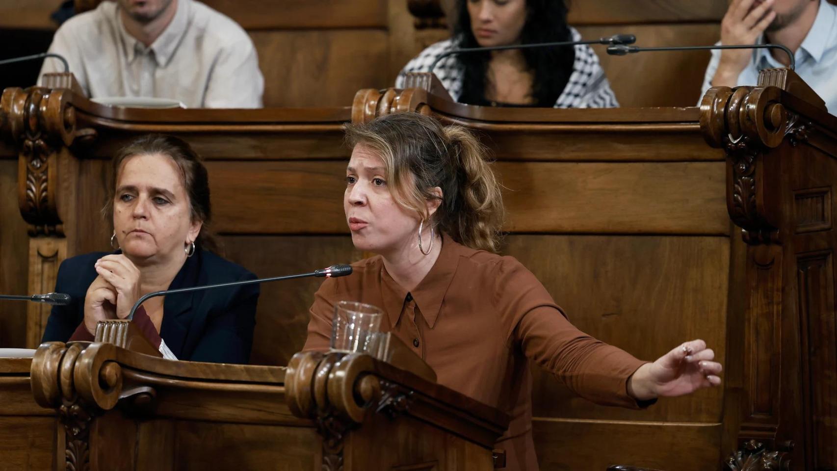 Janet Sanz, exedil de BComú, interviene en el pleno municipal de Barcelona antes de dejar su acta de concejal