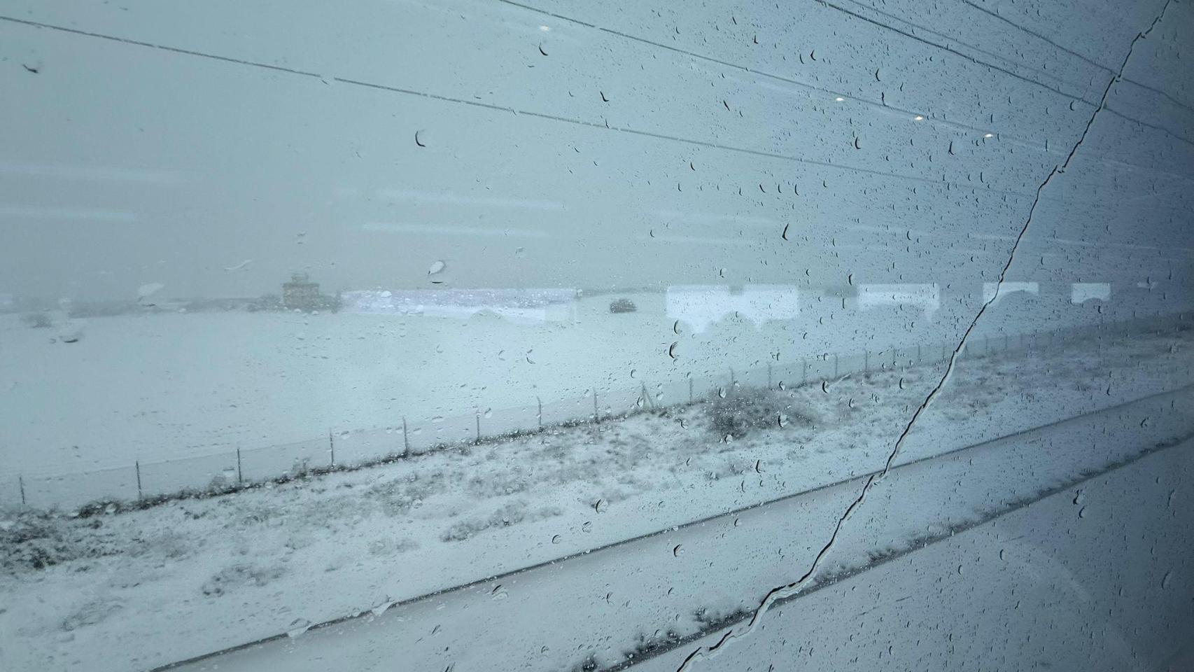 Vías nevadas desde el vagón del tren dirección Barcelona