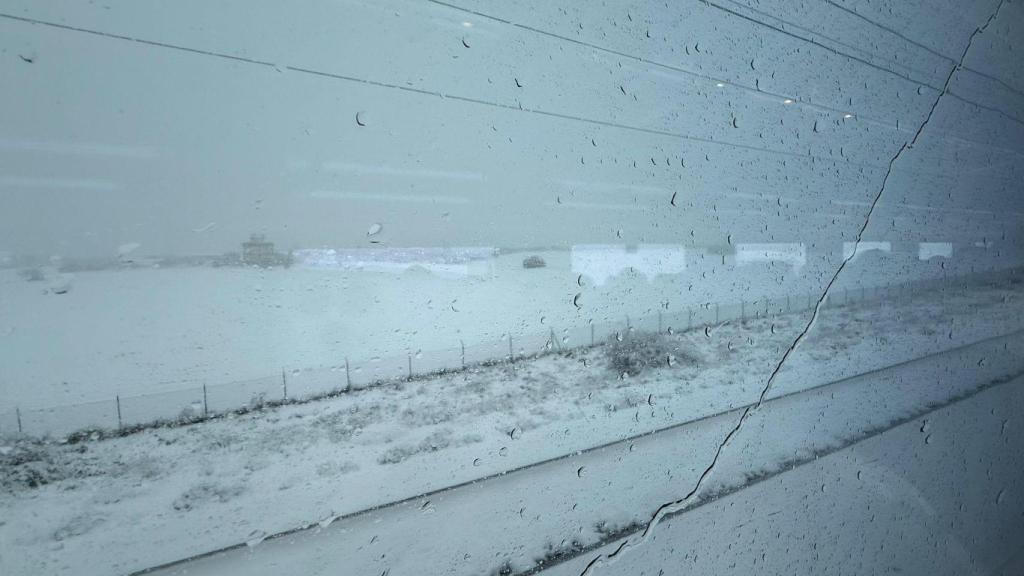 Vías nevadas desde el vagón del tren dirección Barcelona