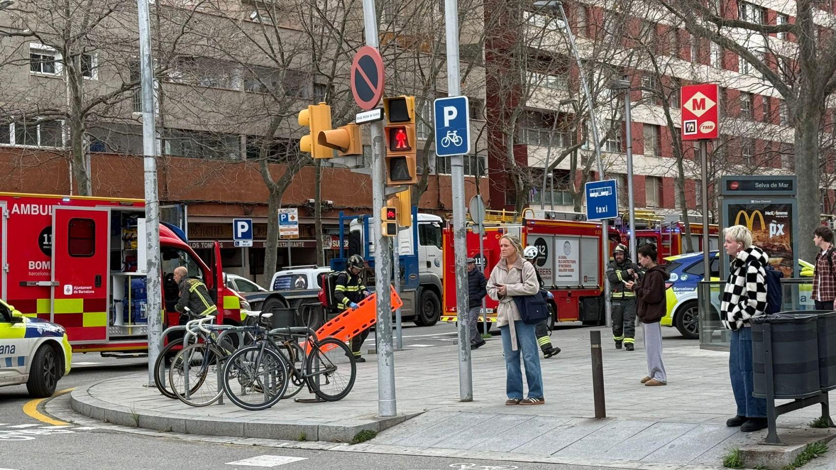 Bomberos en la estación de metro de Selva de Mar