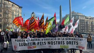 Personal laboral de Educació manifestándose este jueves por la mañana en Barcelona