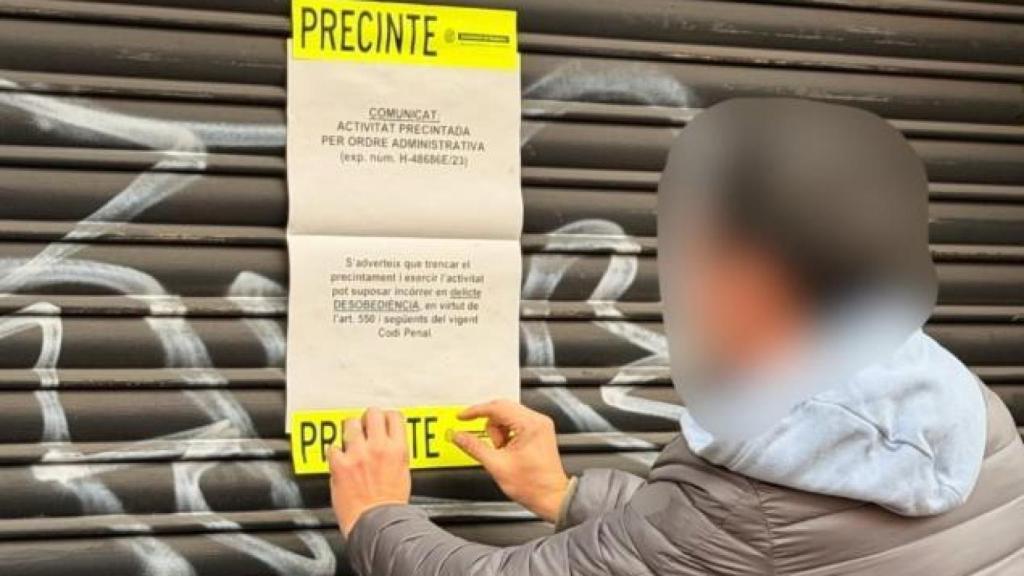 Imagen compartida en redes sociales por el alcalde de Badalona en el momento del cierre del local