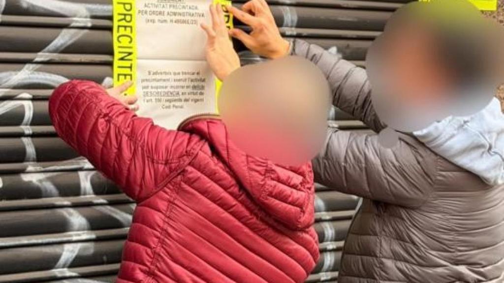 Vecinos precintando el local