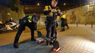 'A la caza' del patinete en L'Hospitalet: la Guardia Urbana interceptó más de 300 vehículos trucados en 2025