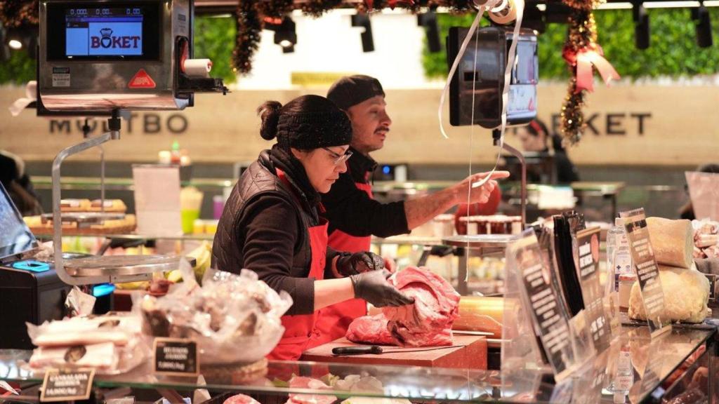 Trabajadores en una parada del mercado de la Boquería