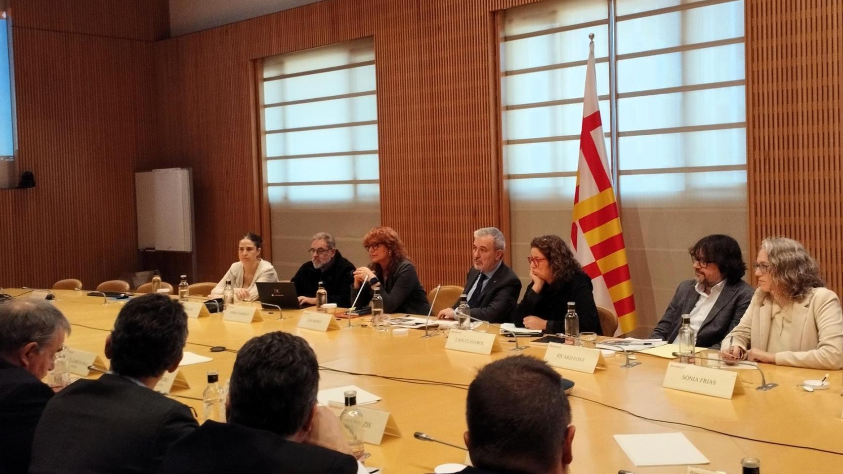 Bonet y Collboni durante la reunión de este jueves con representantes de empresas de compañías de suministro de servicios