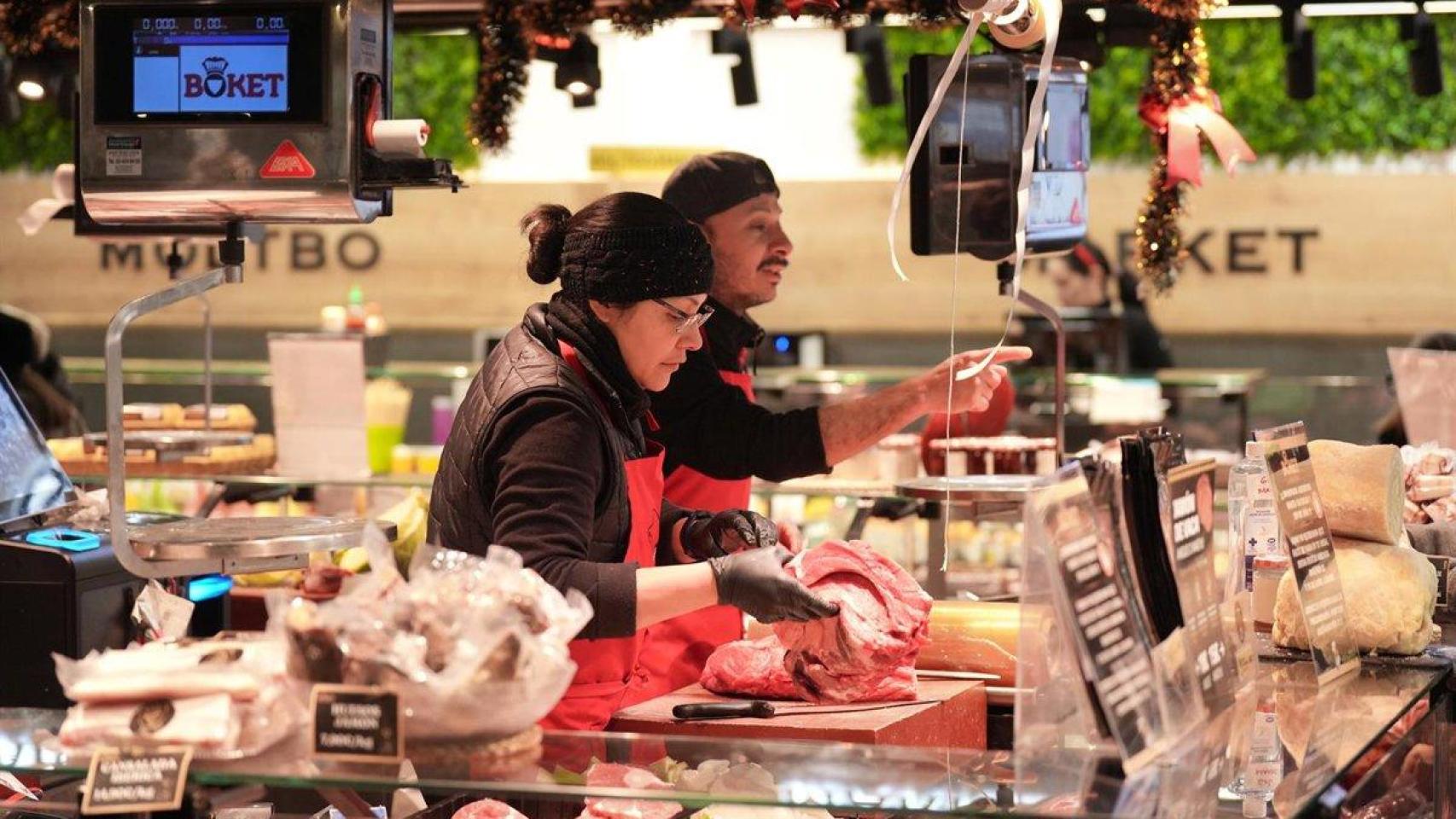 Trabajadores en una parada del mercado de la Boquería