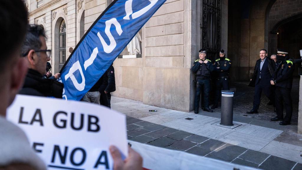 Agents de la Guàrdia Urbana manifestant-se aquest divendres, 30 de gener, a plaça Sant Jaume