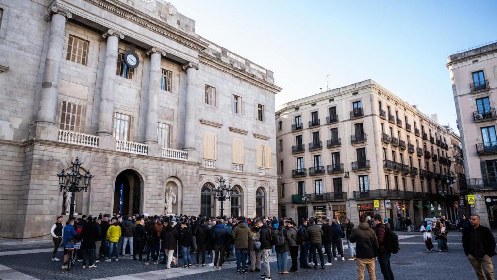 Agents de la Guàrdia Urbana manifestant-se aquest divendres, 30 de gener, a plaça Sant Jaume