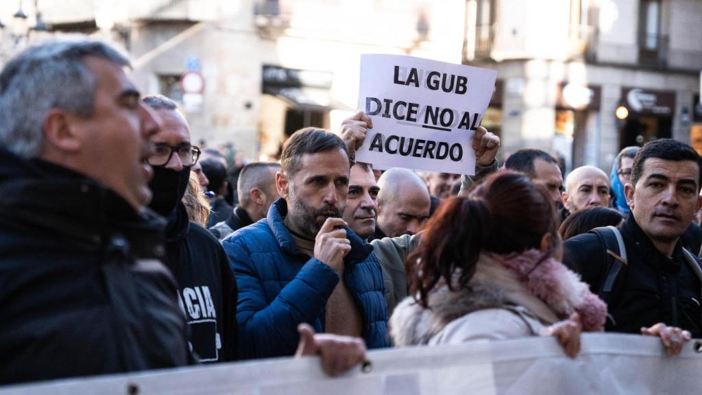 Agents de la Guàrdia Urbana manifestant-se aquest divendres, 30 de gener, a plaça Sant Jaume
