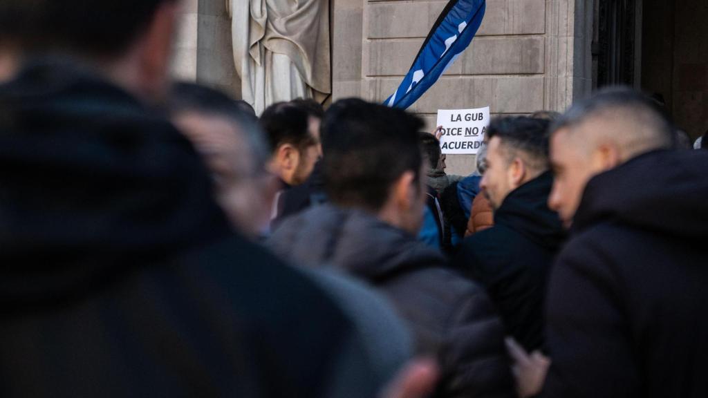 Agentes de la Guardia Urbana manifestándose este viernes, 30 de enero, en plaza Sant Jaume