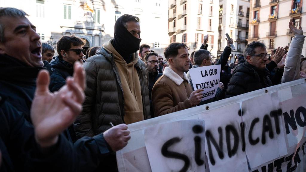 Agentes de la Guardia Urbana manifestándose este viernes, 30 de enero, en plaza Sant Jaume