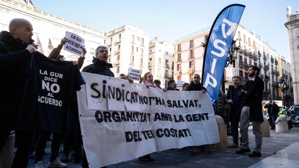 Agentes de la Guardia Urbana manifestándose este viernes, 30 de enero, en plaza Sant Jaume