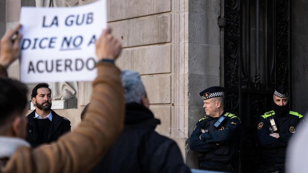 Agentes de la Guardia Urbana manifestándose este viernes, 30 de enero, en plaza Sant Jaume