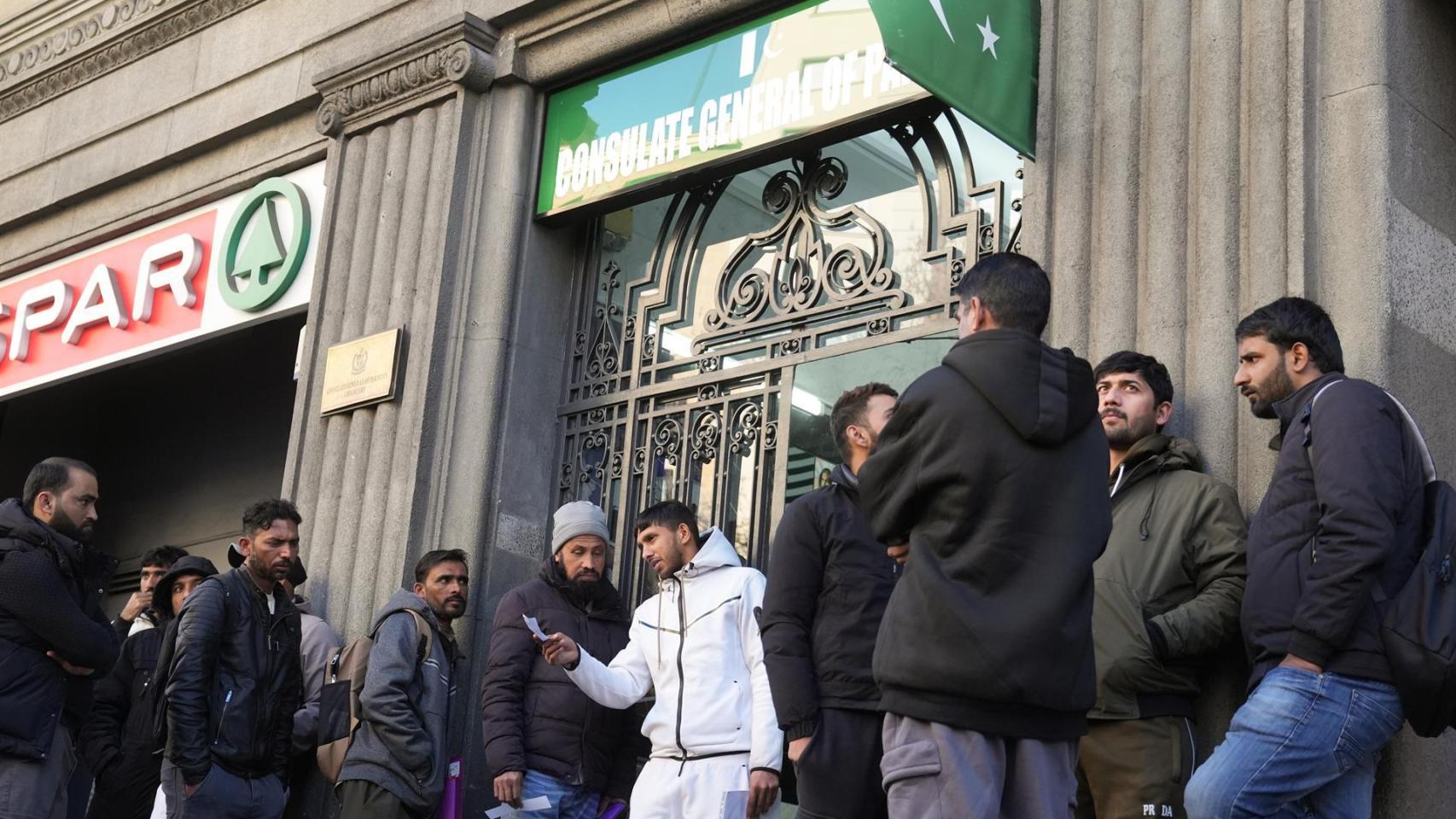 Colas ante el Consulado de Pakistán en Barcelona