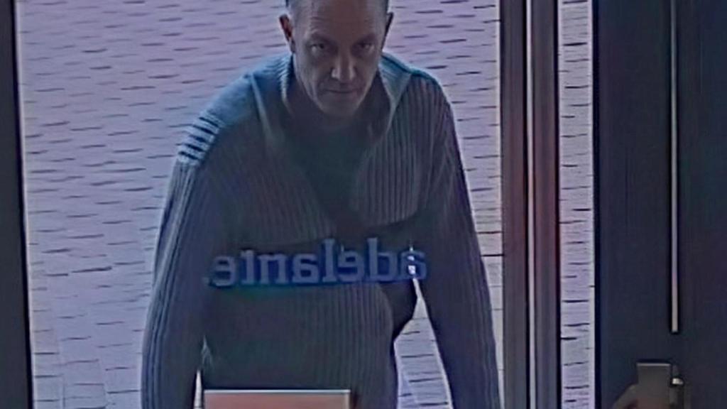 Un hombre relacionado con el crimen, que extrajo dinero en efectivo con la tarjeta de la víctima