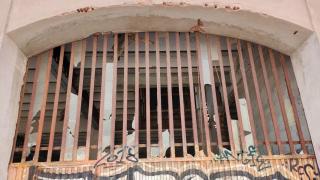 Una nave abandonada en Badalona causa estragos en el instituto colindante: plagas, humedades y malestar vecinal