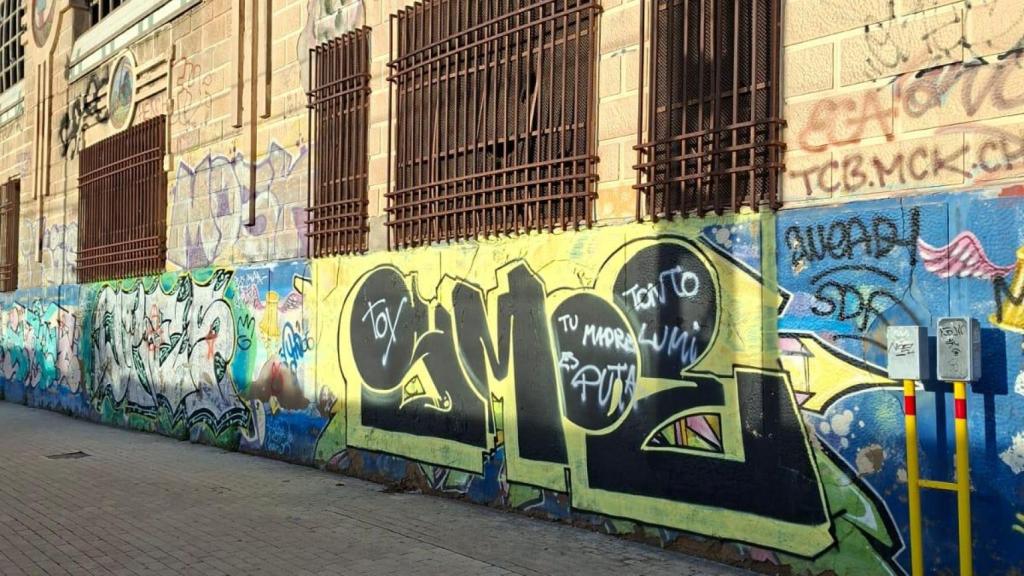 Fachada del local abandonado al lado de La Llauna