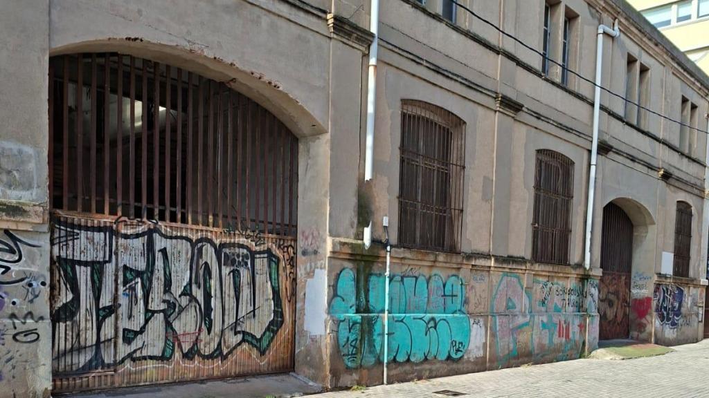 Exterior del local abandonado al lado de La Llauna después de la retirada de cristales