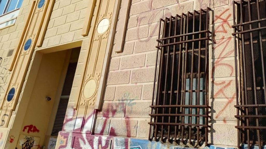 Exterior del local abandonado limitante a La Llauna