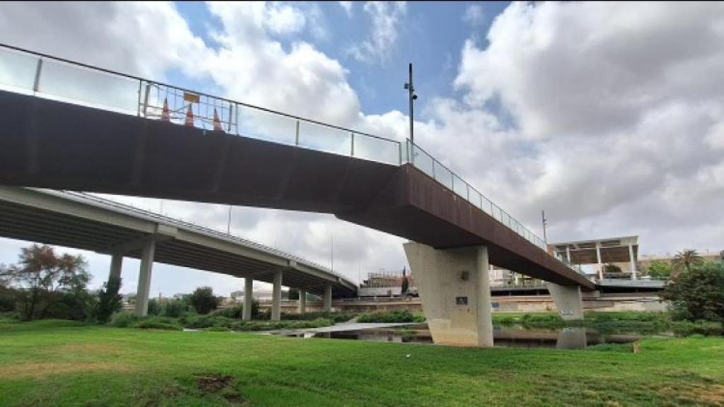 La pasarela del Molinet hacia el Bon Pastor de Barcelona