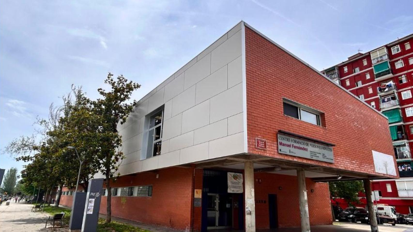 Exterior del centro de formación de adultos Montseny de Sant Adrià