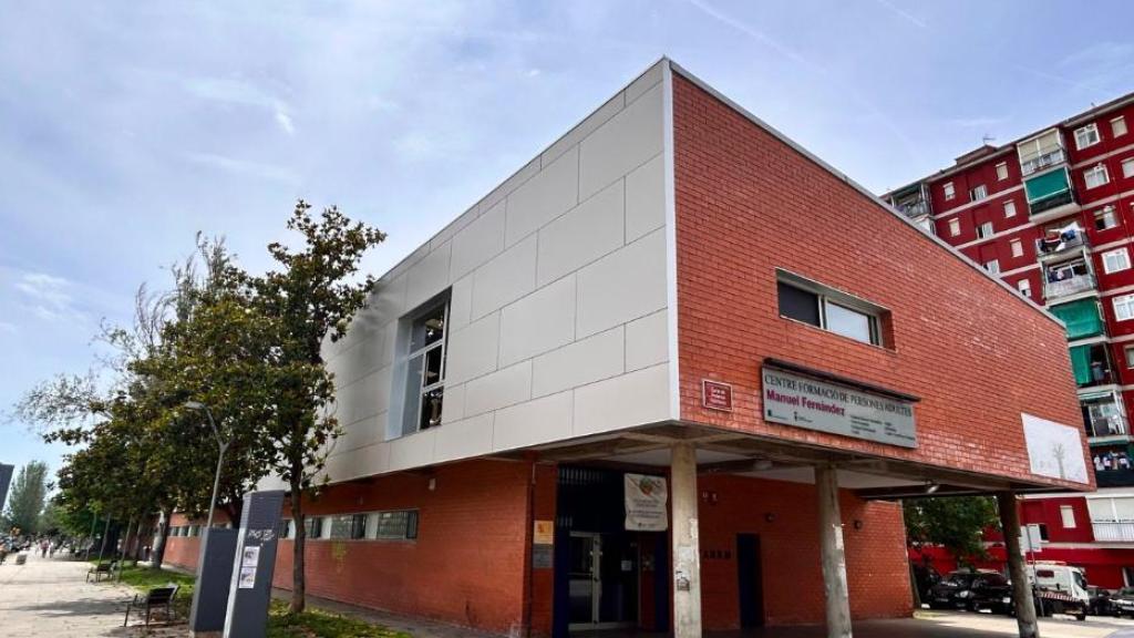 Exterior del centro de formación de adultos Montseny de Sant Adrià