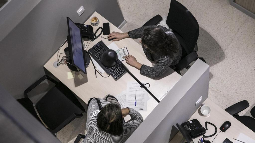 Una usuària en un servei d'atenció municipal