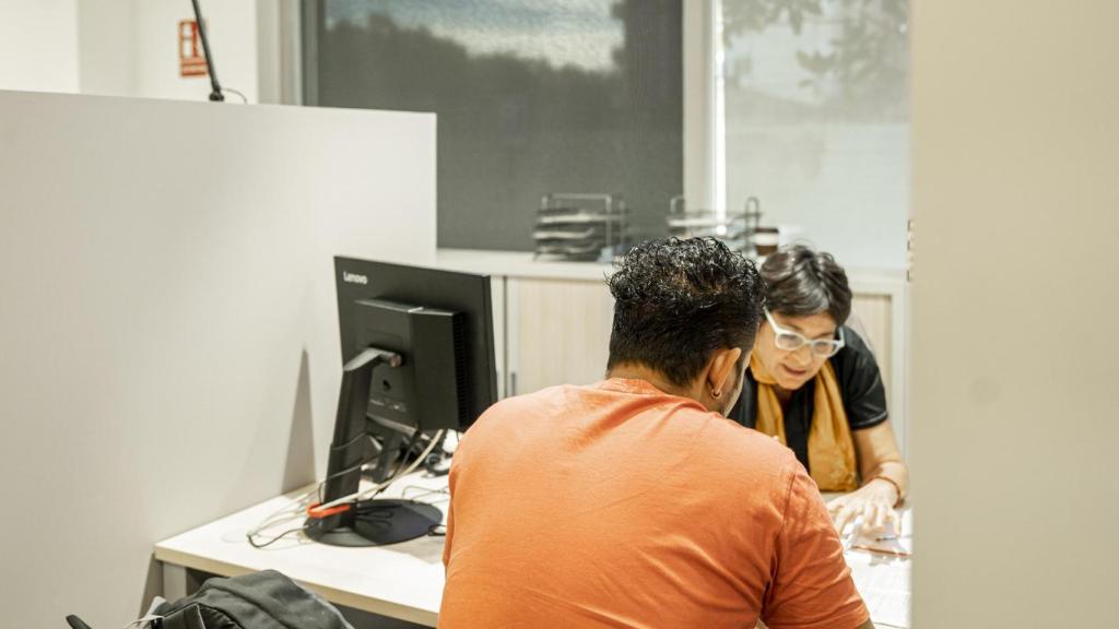 Atención a un migrante en una oficina municipal