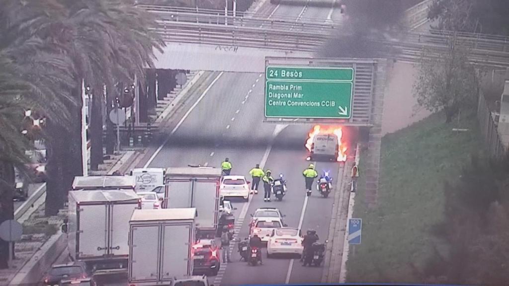 Cortada la Ronda Litoral en Diagonal Mar (Barcelona) en sentido norte por incendio de una furgoneta
