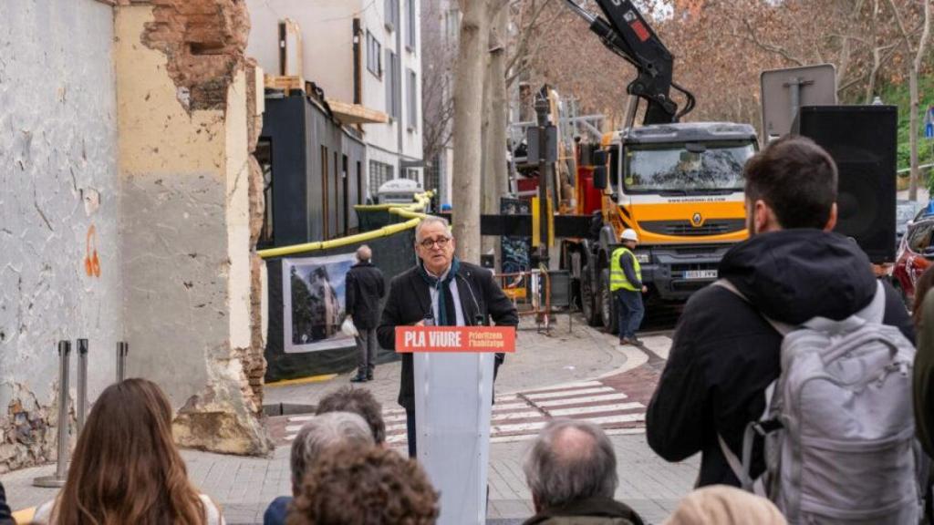 El teniente de alcaldía de Vivienda, Jordi Valls, en la rueda de prensa de WikiHousing en Poble-Sec