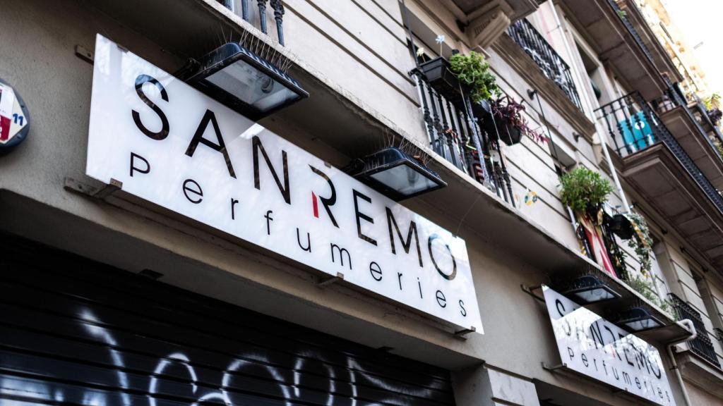 Cartel de una tienda de Perfumerías San Remo de Barcelona