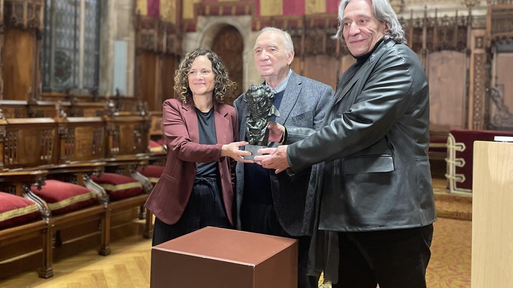 La consellera Sònia Hernández, Fernando Méndez Leite y el concejal Xavier Marcé, en la presentación de actividades previas de los Goya en Barcelona
