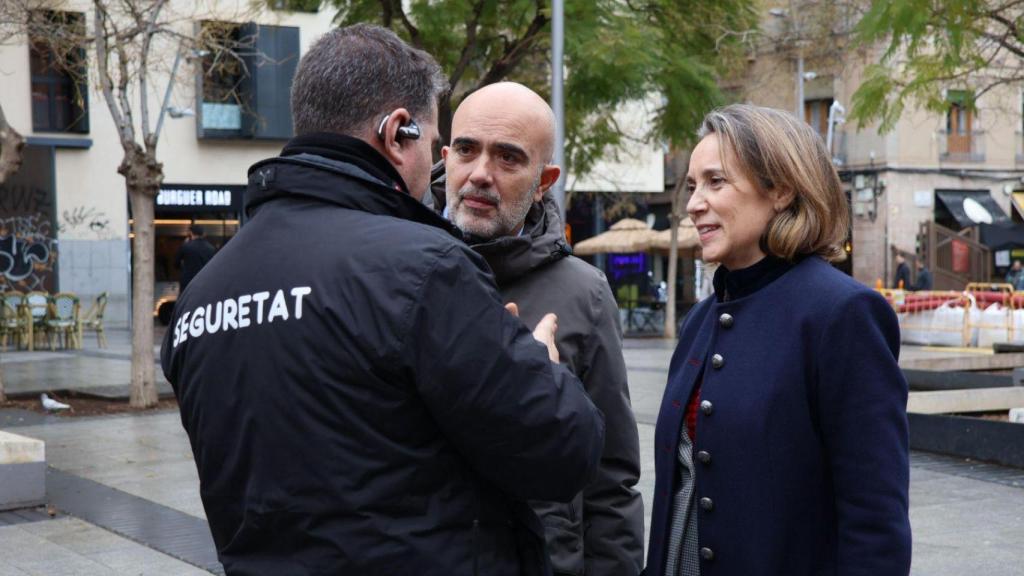 Daniel Sirera al costat de Cuca Gamarra en la seva visita al barri del Raval