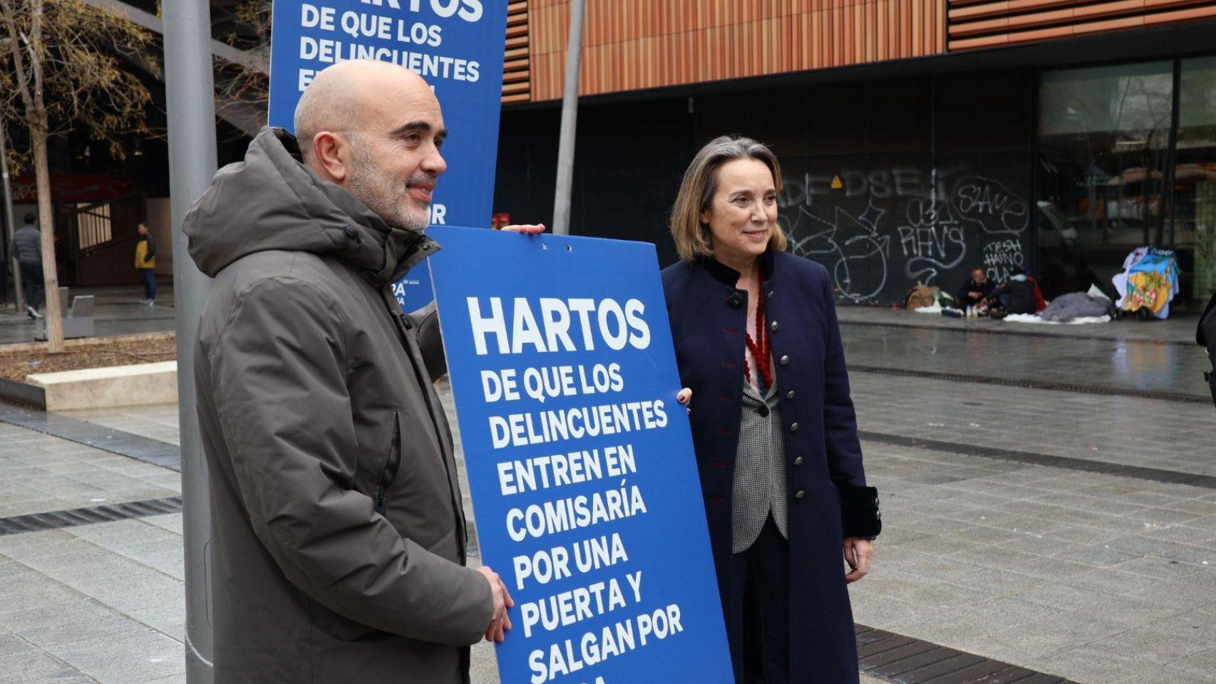Daniel Sirera junto a Cuca Gamarra en su visita al barrio del Raval