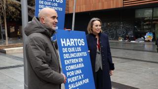 Daniel Sirera junto a Cuca Gamarra en su visita al barrio del Raval