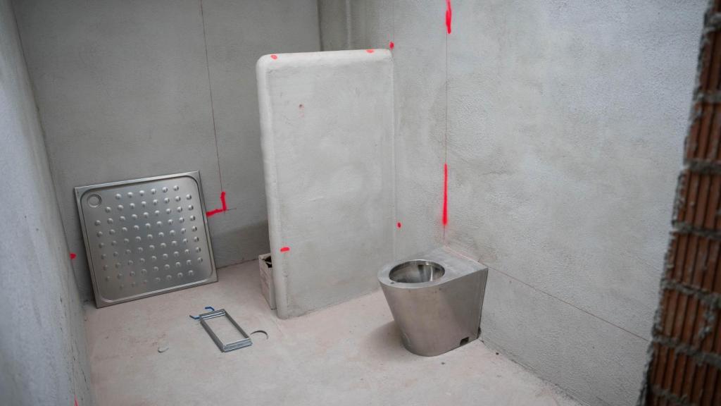 Interior de una de las celdas de la futura comisaría de la Policía local de Santa Coloma