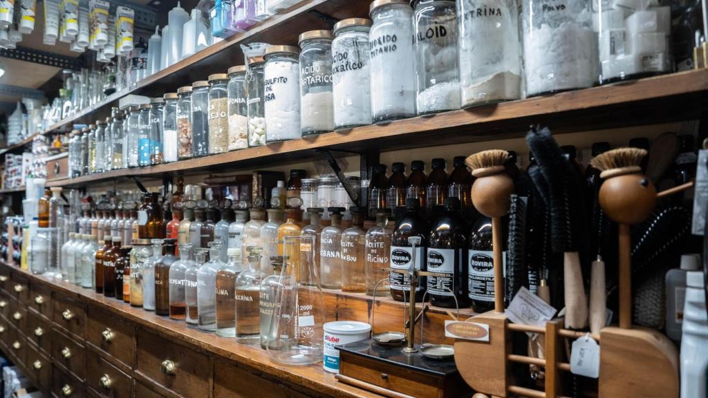 Interior de la Drogueria Rovira