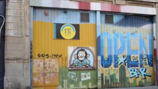 Entrada al Open Bar del Triángulo Golfo, en el Poblenou de Barcelona