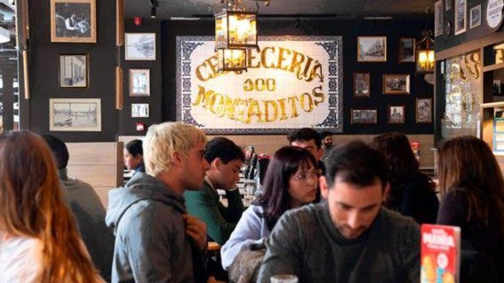 Local de 100 Montaditos lleno de clientes