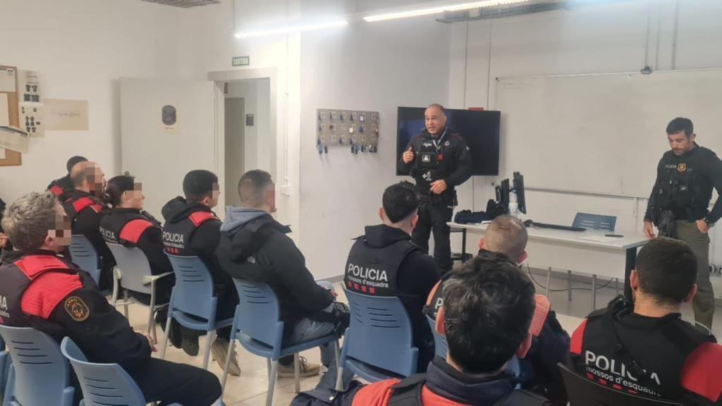 Agentes de ARRO de los mossos se forman en una técnica universitaria pionera de control policial
