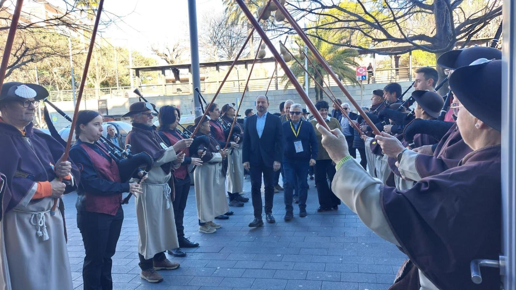 Entrada al evento del Director General de Turismo, la alcaldesa de Santa Coloma y el presidente de Airiños