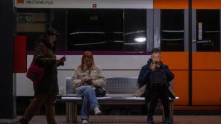 Pasajeros en la Estación de Fabra i Puig, a 26 de enero de 2026, en Barcelona, Catalunya