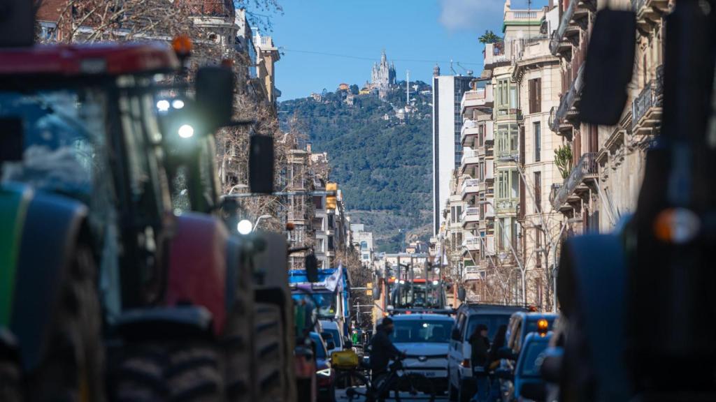 Tractores ante la Consejería de Agricultura