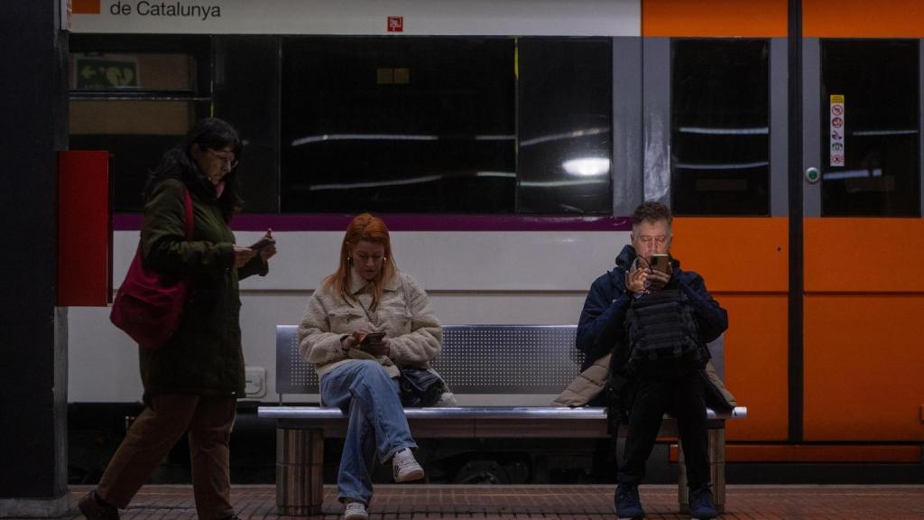 Pasajeros en la Estación de Fabra i Puig, a 26 de enero de 2026, en Barcelona