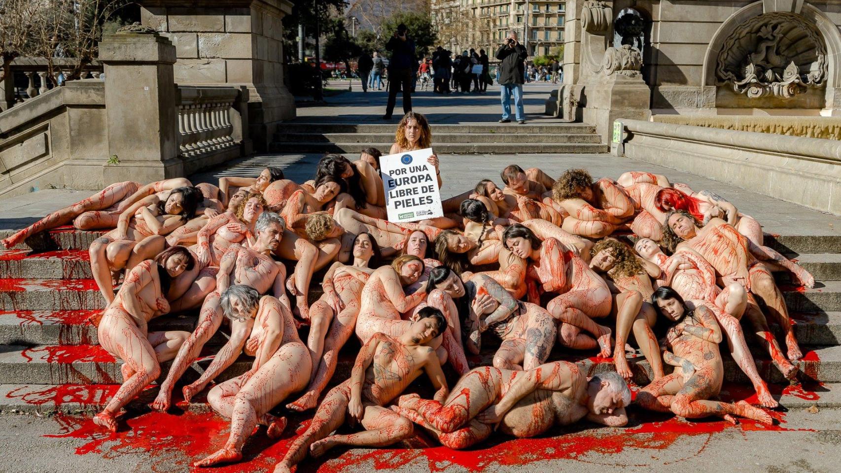 Activistas de AnimaNaturalis en la plaza de Catalunya de Barcelona