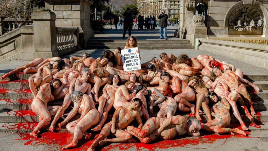 Activistas de AnimaNaturalis en la plaza de Catalunya de Barcelona
